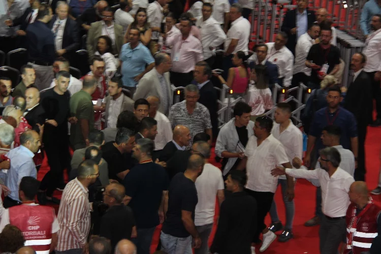 CHP İzmir İl Kongresi'nde arbede!