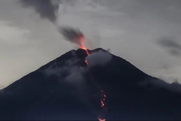 Endonezya'daki Semeru Yanardağı patladı