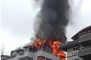 Site içinde bulunan apartmanın çatısı alev alev yandı