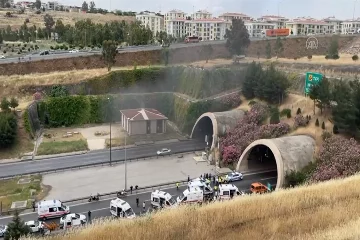İzmir'de Bayraklı Tünelleri'nde tır yandı