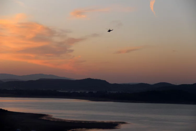 İzmir’de yangını söndürmeye giden helikopter düştü: Ekipten haber alınamıyor