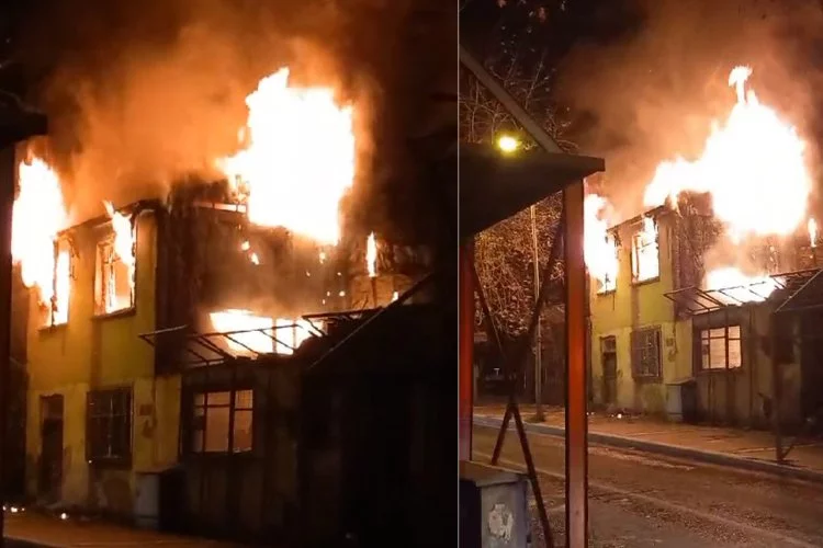 Tekirdağ'da ev yangını:  Alevler geceyi aydınlattı