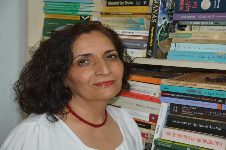 Yazar Kıymet Erzincan Kına İzmir Kitap Fuarı’na geliyor
