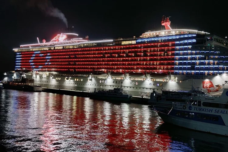 Yolcu gemisinin ışıkları Türk bayrağını yansıttı