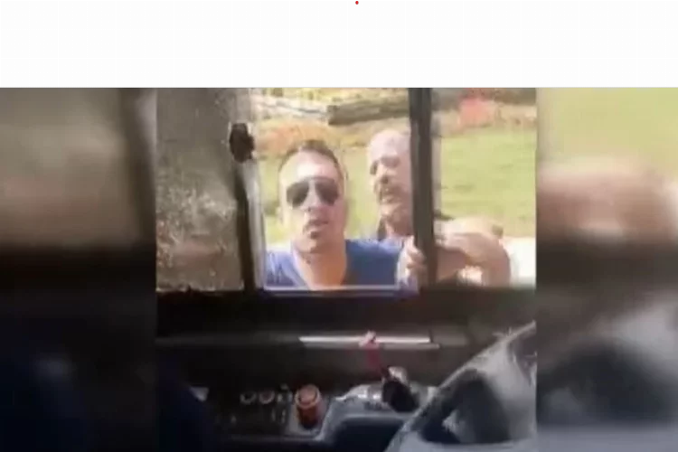 İstanbul'da yol tartışması: Otobüsün camlarını kırdı