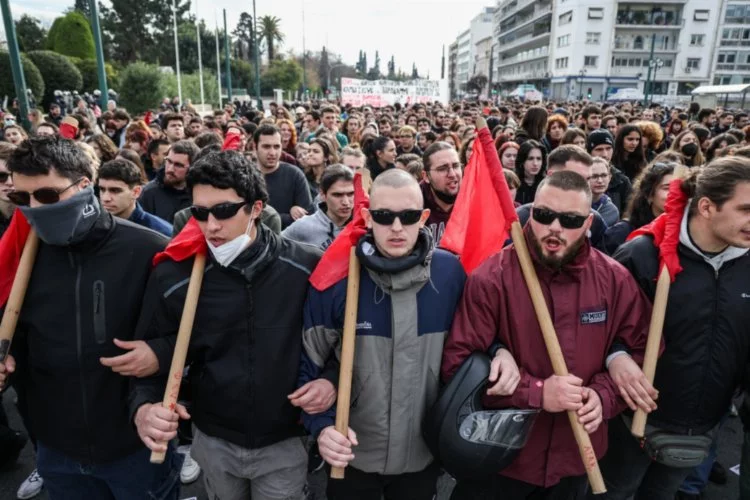 Yunanistan’da öğrenciler yeni yasa tasarısını protesto etmek için sokakta
