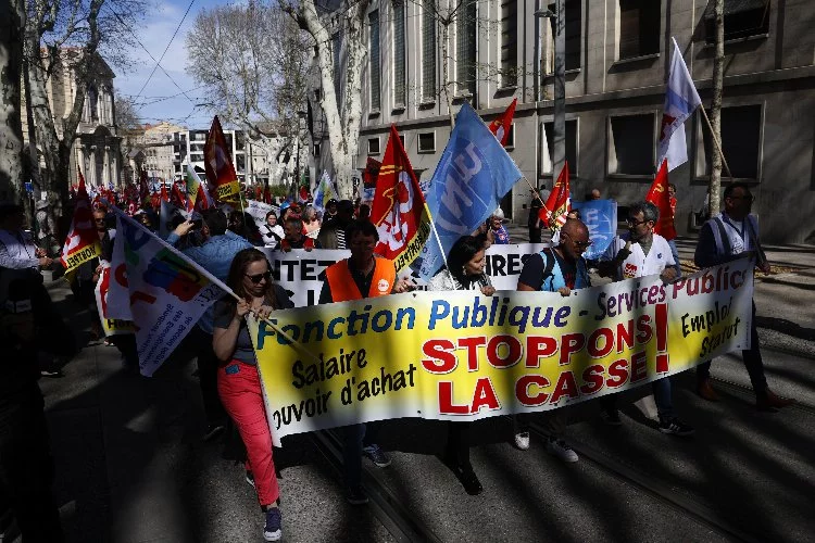 Fransa’da kamu çalışanları greve gitti