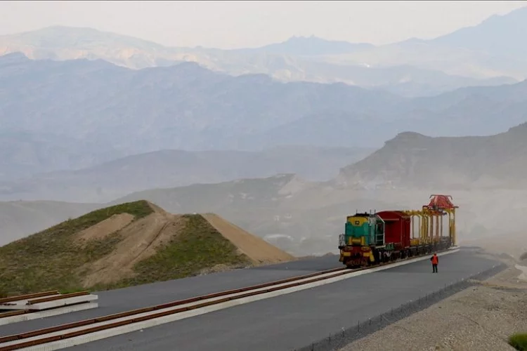 Zengezur Koridoru'na uzanan kara ve demir yollarının inşaatı aralıksız sürüyor