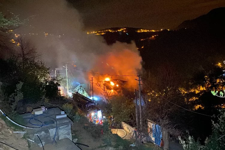 Zonguldak’ta korkutan yangın: 3 katlı ev küle döndü