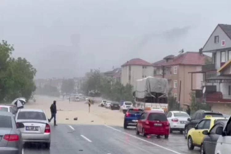 Zonguldak'ta sağanak yağışlar karayolunu kapattı